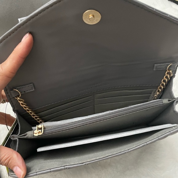 Badgley Mischka V Quilted Gray Crossbody Bag - Picture 4 of 7